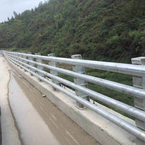 張家界武陵山大道防撞（zhuàng）護欄（lán）工程