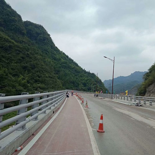 威海（hǎi）乳山市（shì）金牛山路防撞（zhuàng）護欄工程