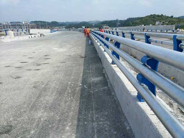 防撞（zhuàng）護欄（lán）